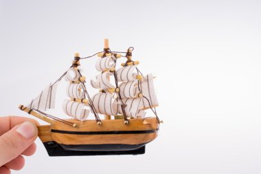 Gemi modeli tutan el