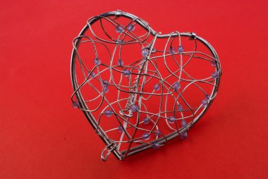 Kalp kafes kırmızı renk