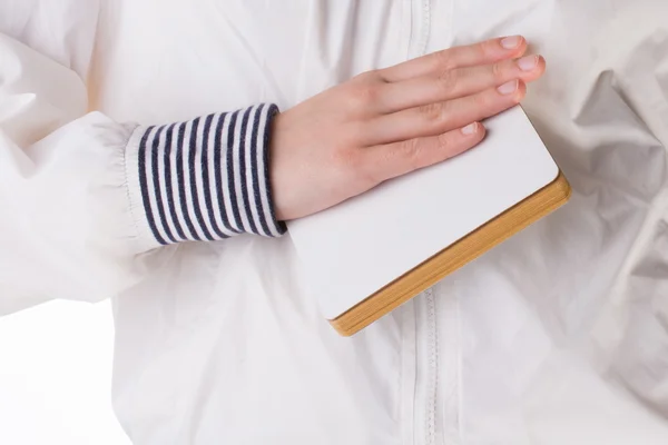 Mano sosteniendo un cuaderno — Foto de Stock
