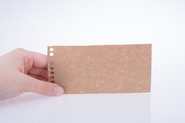 bir kağıt tutan el