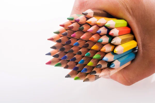 Χέρι που κρατά το χρώμα μολύβια — Φωτογραφία Αρχείου
