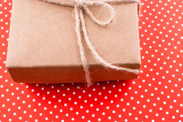 Karton kutu kırmızı bir arka plan üzerinde — Stok fotoğraf