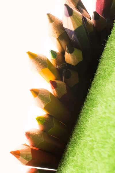 Lápices de color sobre hierba —  Fotos de Stock