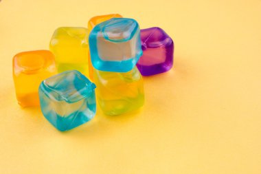 Sarı arkaplanda renkli küpler