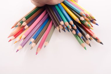 renkli kalemler tutan el 
