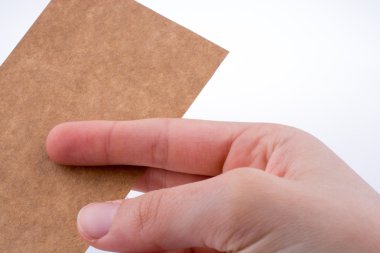 bir kağıt tutan el