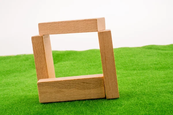 Dominos de madera sobre hierba verde — Foto de Stock