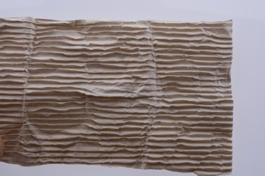 Ufalanmış kağıt beyaz bir arka plan üzerinde