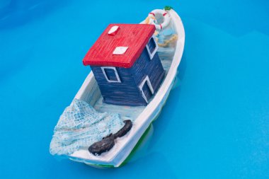 Küçük modeli balıkçı teknesi su