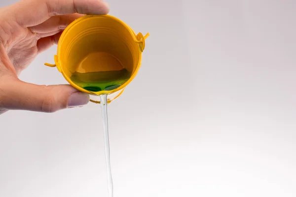 Acqua che sgorga dal secchiello giallo — Foto Stock