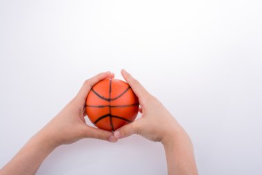 Turuncu bir basketbol tutan el