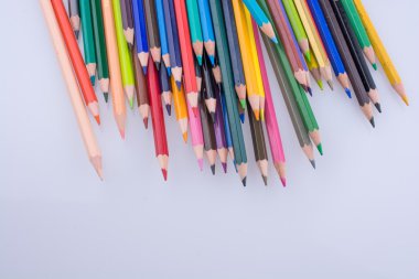 Beyaz arkaplanda renkli kalemler