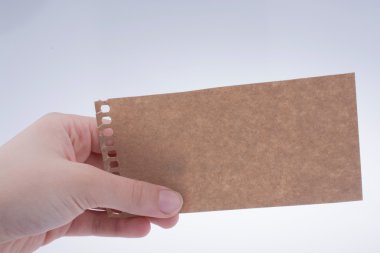 bir kağıt tutan el