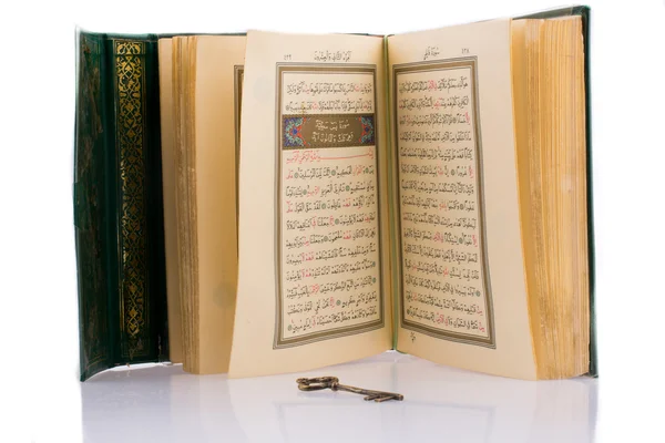 The Holy Quran besides a key on a white background — Stock Photo, Image