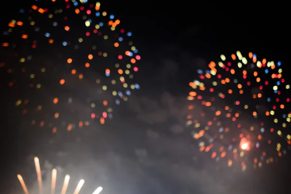 Feuerwerk am dunklen Nachthimmel — Stockfoto