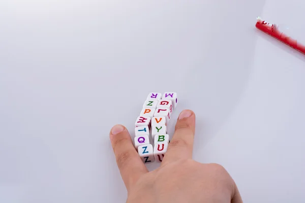 Brincar à mão com cubos de carta — Fotografia de Stock