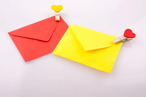 Envelopes vermelhos e amarelos — Fotografia de Stock