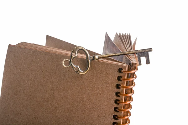 Nyckel och spiral notebook — Stockfoto