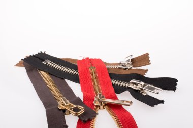 Beyaz arka plan üzerinde renkli fermuarlar