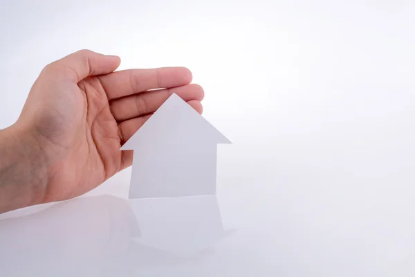 Hand met een papier-huis — Stockfoto