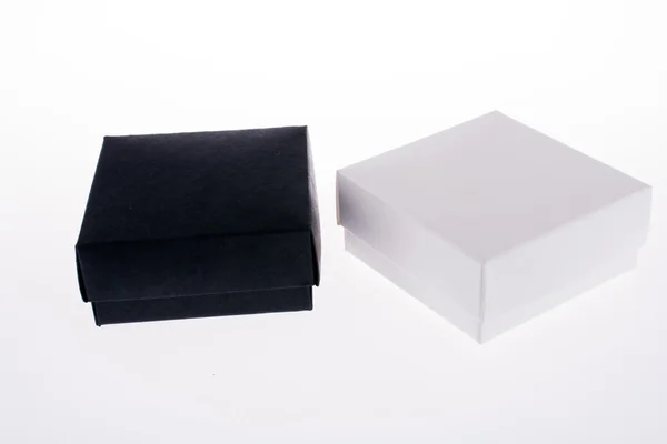 Czarno-białe pudełka kartonowe — Zdjęcie stockowe
