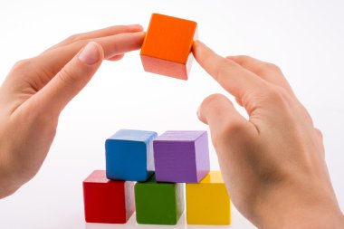 Küpleri ile oynarken el