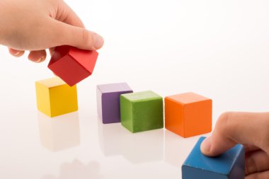 Küpleri ile oynarken el