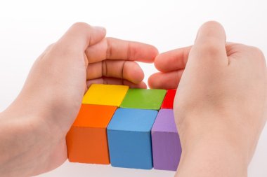 Küpleri ile oynarken el