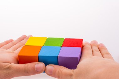 Küpleri ile oynarken el