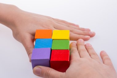 Küpleri ile oynarken el