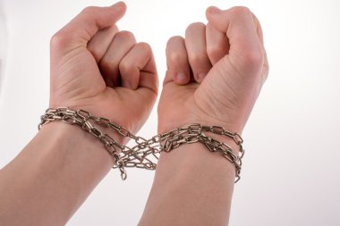 Beyaz bir arka plan üzerinde zincirleme eller