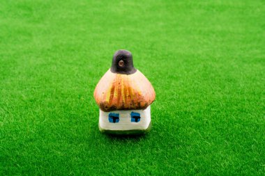 Kulübe model çim üzerinde