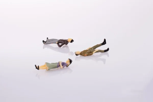 Mänskliga figurer liggande dow — Stockfoto