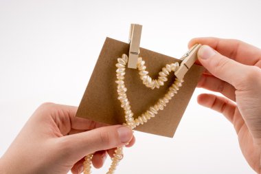 Şekil inci elinde kalp