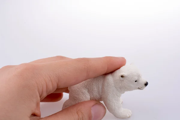 Mano sosteniendo oso polar — Foto de Stock