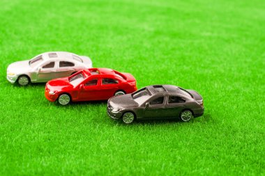 çimenlerin üzerinde hediye kutusu