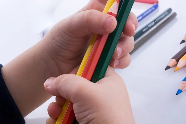 Кольорові олівці в руці — стокове фото