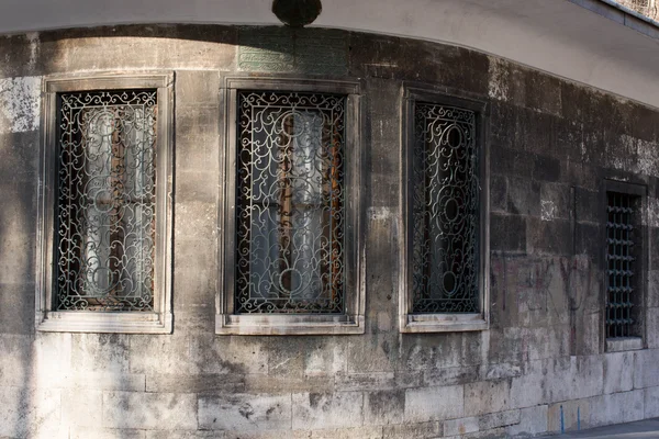 Vieilles fenêtres ottomanes — Photo