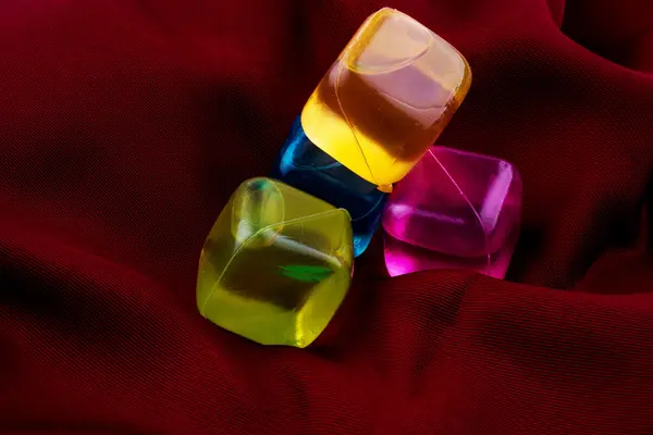 Cubos de colores sobre un fondo oscuro — Foto de Stock