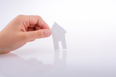 Bir kağıt ev tutan el