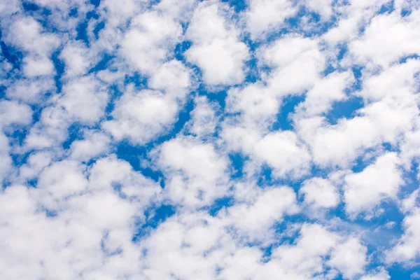 Schöne weiße Wolken — Stockfoto