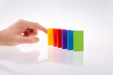 El ile renkli domino oynuyor