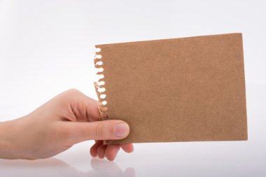 bir kağıt tutan el