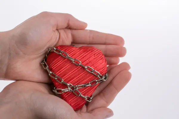 Czerwony kolor serca w łańcuchu — Zdjęcie stockowe