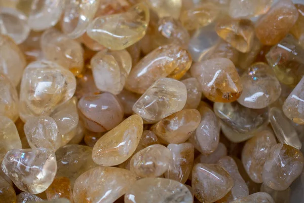 Mineral kaya jeodu olarak taştan taşlarla oynanmış.