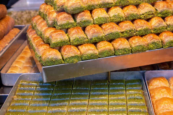 Geleneksel Türk tatlıları İstanbul Türkiye 'den tepside