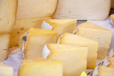 Rafta satılık kaşkaval ya da kasseri peyniri var.