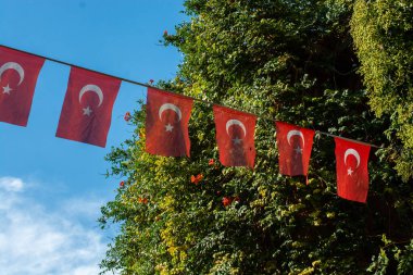 Türk ulusal bayrağı açık havada iple sallanıyor