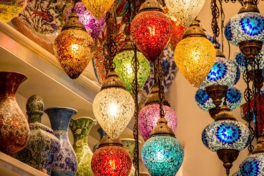 Mozaik renkli Osmanlı lambaları