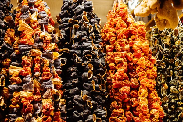 Suszone Bakłażany Papryka Warzywa Wiszące Tureckim Spożywczaku — Zdjęcie stockowe